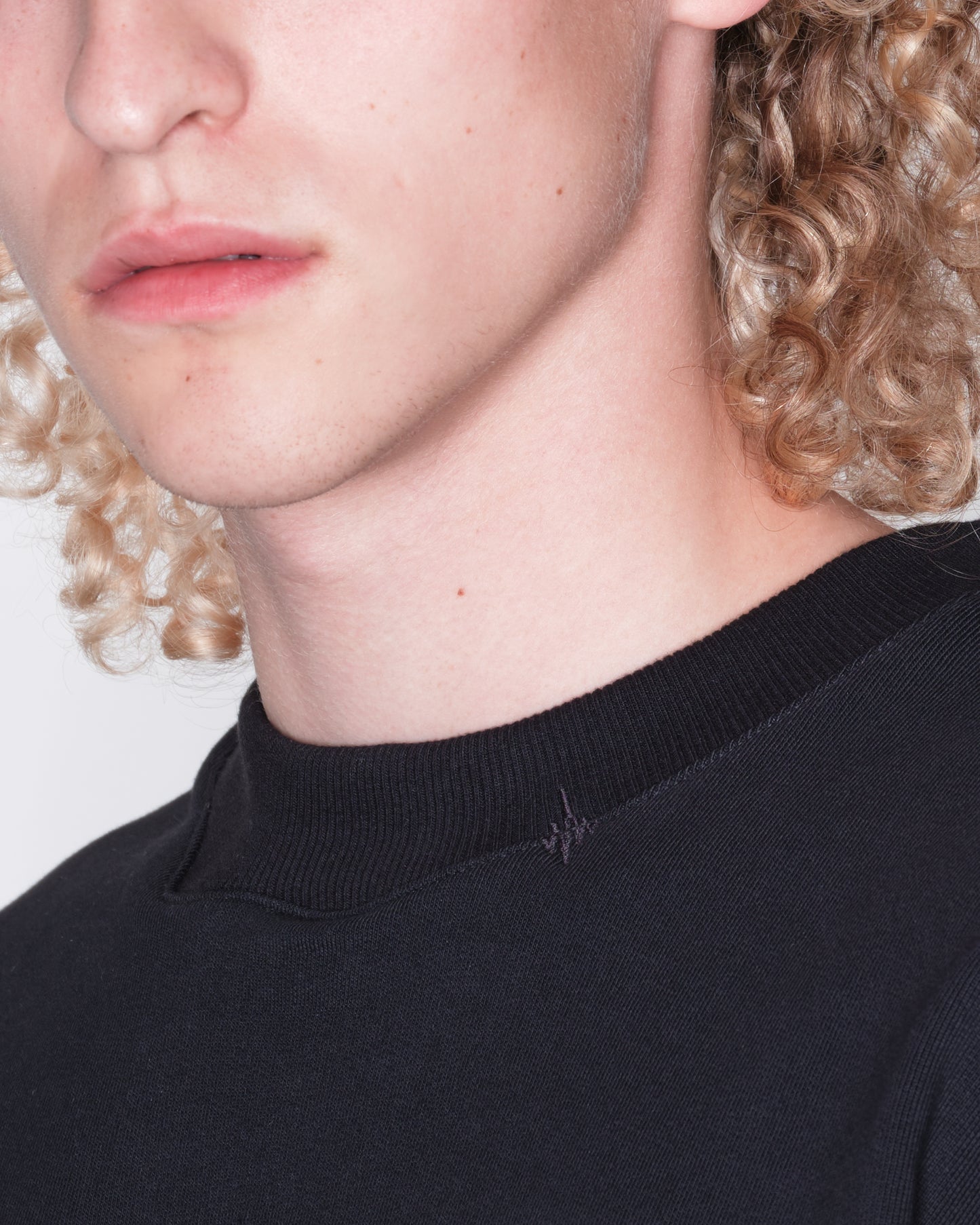 WAVY NECK SWEATER - BLACK